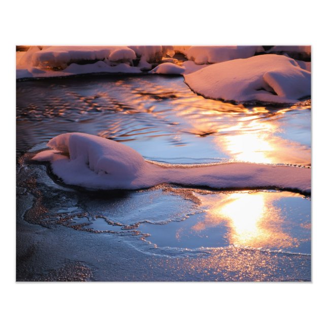 Fozen landschaftlicher Fluss in Skandinavien Foto  (Vorne)