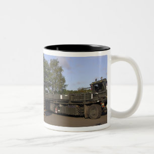 Fracht, die vorbereitet wird zweifarbige tasse