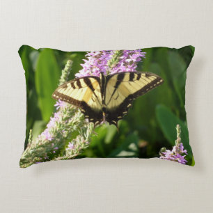 Frack Butterfly auf Lila Wildblumen Zierkissen