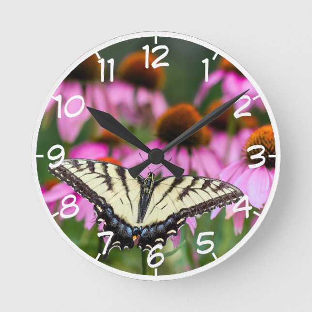 Frack-Schmetterling im Ostteil Runde Wanduhr (Vorderseite)