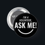 Frag Me Black Volunteer Abzeichen Pinback Button<br><div class="desc">Frag Me Personalisiert Black Volunteer Abzeichen Pinback Taste mit fett und ekkitzelt Typografie Text als ein lächelndes Emoji aussehen. Lächeln,  helfen,  Volunteer,  Freiwillige Geschenke,  niedlich,  lebendig,  kühl,  hell,  kindisch,  Kinder,  helfen einander,  frag um Hilfe</div>