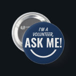 Frag Me Blue Volunteer Abzeichen Pinback Button<br><div class="desc">Frag Me Personalisiert Navy Blue Volunteer Abzeichen Pinback Taste mit fett und ekkitzelt Typografie Text als ein lächelndes Emoji aussehen. Lächeln, helfen, Volunteer, Freiwillige Geschenke, niedlich, lebendig, kühl, hell, kindisch, Kinder, helfen einander, frag um Hilfe</div>