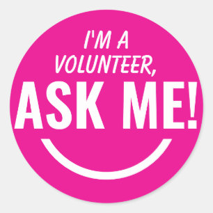 Frag Me Neon Pink Volunteer Abzeichen Runder Aufkleber