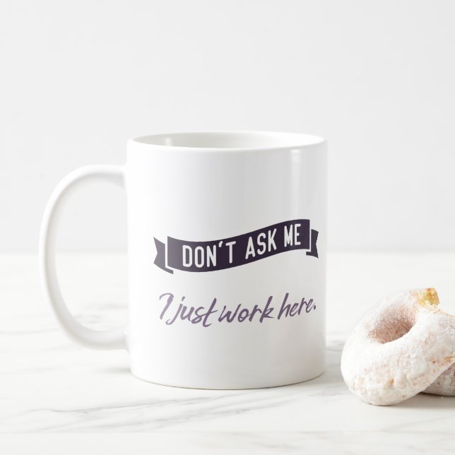 Frag mich nicht. Ich arbeite nur hier. Kaffeetasse (Mit Donut)