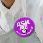 Frag mir Ich helfe gerne lila Button<br><div class="desc">Frag mir Ich bin gerne zu helfen, Slogan fett Text und lächelnd Kundenservice oder Helfer-Button-Abzeichen. Lass deinen Kunden oder der Öffentlichkeit, dass du für dieses lila und weiße Abzeichen zur Verfügung stehst. Die Hintergrundfarbe kann bei Bedarf geändert werden. Entworfen von www.mylittleeden.com</div>