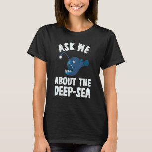 Frag mir über den Meeresbiologen der Tiefsee-Angle T-Shirt