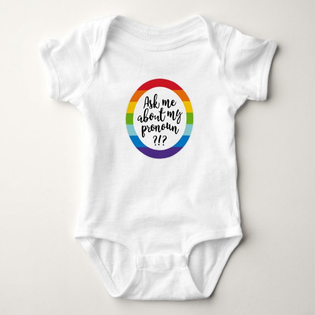 Frag mir von meinem Pronoun? Baby Strampler (Vorderseite)