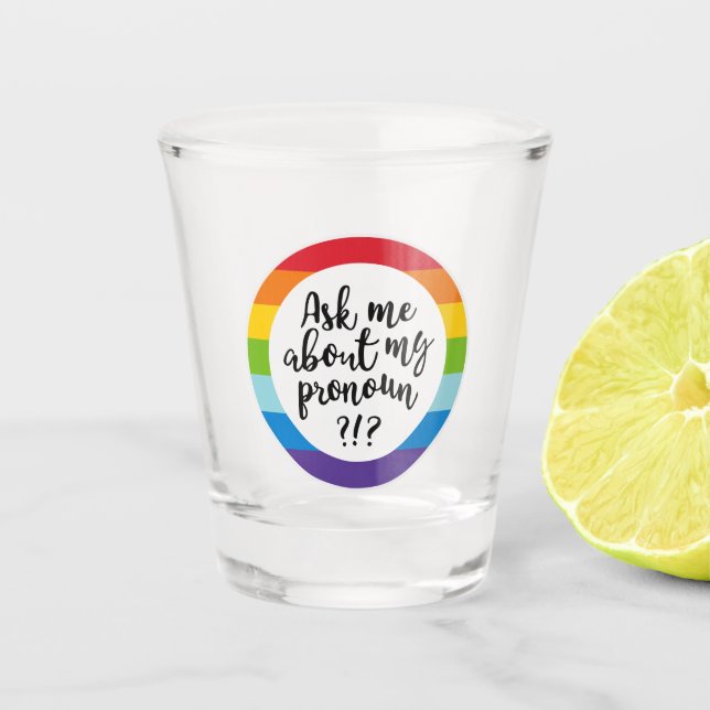 Frag mir von meinem Pronoun? Schnapsglas (Vorderseite)
