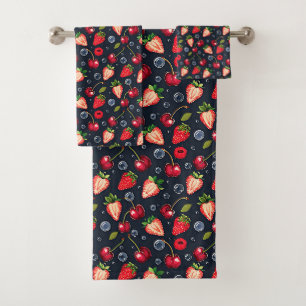 Fraises et cerises sur un arrière - plan sombre