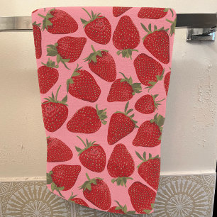 Fraises rouges mûres sur motif rose