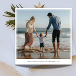 Frame Foto Handwriting Beach Christmas Family Feiertagskarte<br><div class="desc">Feiern Sie mit dieser eleganten Karte zum Thema Strand die Freude an einem Weihnachtsfest an der Küste. Mit einem gerahmten familiären Foto und einer lässigen Handschrift ist es ein warmes,  minimalistisches Design,  das die Schönheit des Meeres zu den Feiertagsgruessen bringt. Ideal,  um Erinnerungen mit Lieben zu teilen.</div>