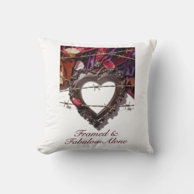 Framed & Fabulous Alone T-Shirt Kissen (Vorderseite)