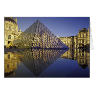 FRANCE, Paris Reflet, Pyramide. Le Louvre