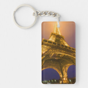 France, Paris. Regard vers le haut depuis la base