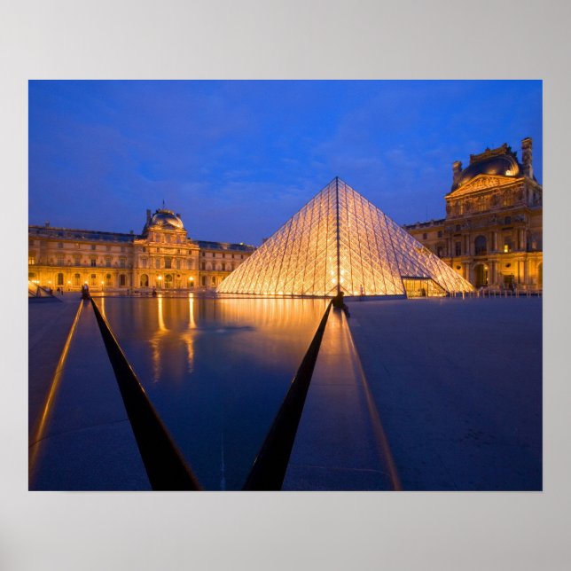 France, Paris. The Louvre museum at twilight. Poster (Vorne)