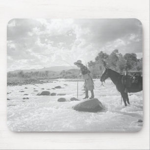 Frances Phelps Belden beim Fliegenfischen im Fluss Mousepad