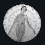 Francesca a Bella Ragazza, Schöne Italienische Gir Dartscheibe<br><div class="desc">Der rhythmische Klatter der Nähmaschinen füllte die belebte Kostümwerkstatt der Ziegfeld Follies. Unter den vielen Tänzern und Helfern stand Francesca, ein Neuling mit einer fesselnden Aura, auf dem Spiel. Ein alter italienischer Schneider, sein verwittertes Gesicht zerknitterte in einem warmen Lächeln, näherte sich ihr. "Allora, bella ragazza", kicherte er, seine Stimme...</div>