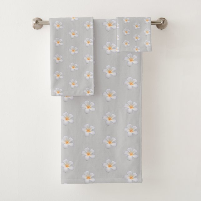 Frangipani Plumeria Blume auf Light Silver Gray Badhandtuch Set (Insitu)