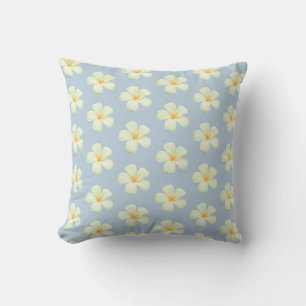 Frangipani Plumeria Blume auf Wondrous Blue Kissen