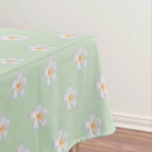 Frangipani Plumeria Blumen auf Hellgrün Tischdecke