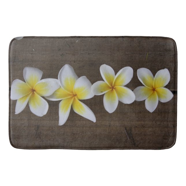 Frangipanis Plumeria auf Rustikalem Holz Badematte (Vorderseite)