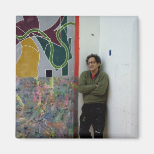 Frank Stella neben einem seiner Werke Magnet