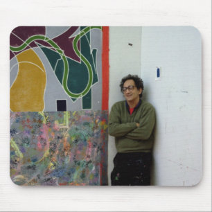 Frank Stella neben einem von seinem arbeitet Mousepad