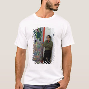Frank Stella neben einem von seinem arbeitet T-Shirt