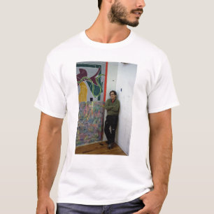 Frank Stella neben einem von seinem arbeitet T-Shirt