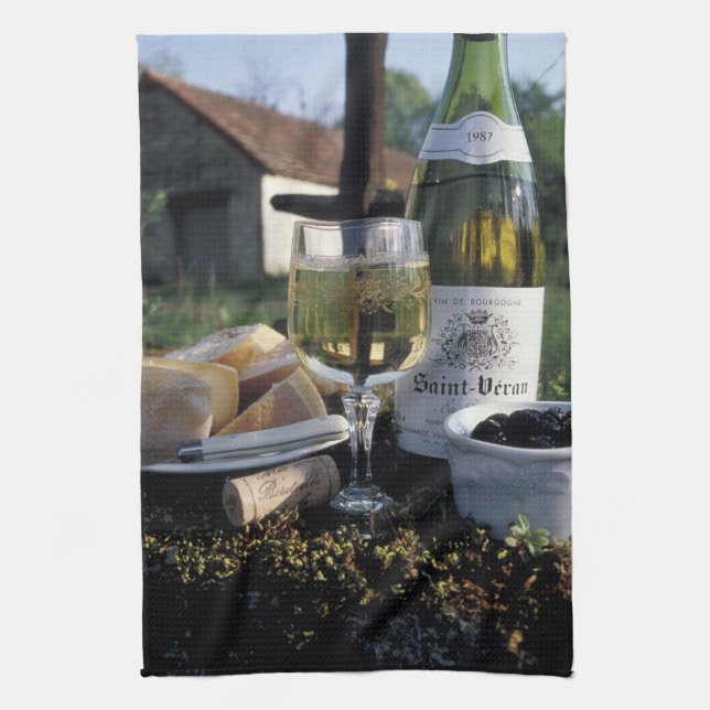 Frankreich, Burgund, Chablis. lokaler Wein und Handtuch (Vertikal)