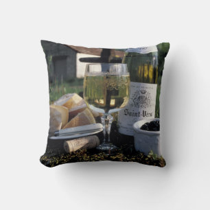 Frankreich, Burgund, Chablis. lokaler Wein und Kissen
