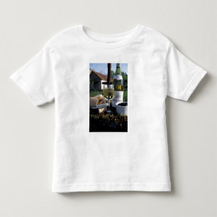 Frankreich, Burgund, Chablis. Lokaler Wein und Kleinkind T-shirt