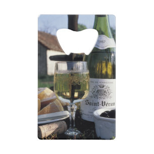 Frankreich, Burgund, Chablis. Lokaler Wein und Kreditkarten Flaschenöffner