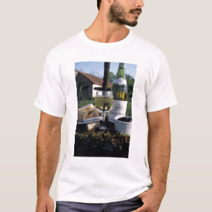 Frankreich, Burgund, Chablis. Lokaler Wein und T-Shirt