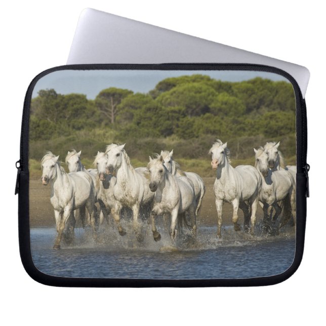 Frankreich, Camargue. Pferde laufen durch die Münd Laptopschutzhülle (Vorderseite)