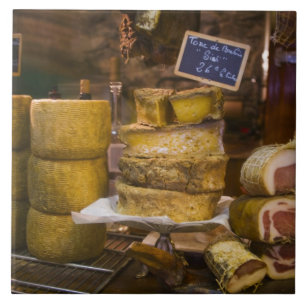 Frankreich, Korsika. Einheimische Käse und Wurstwa Fliese