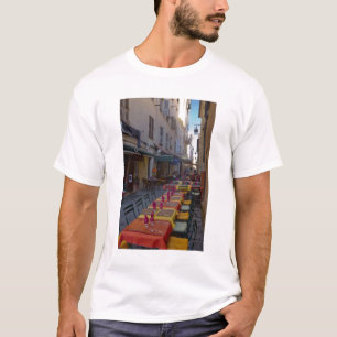 Frankreich, Korsika. Tische im Café Set in schmal T-Shirt