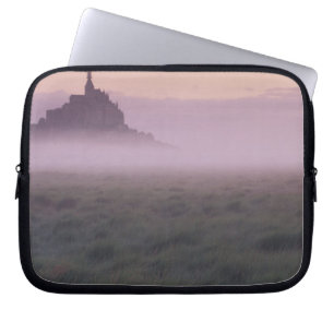 FRANKREICH, Normandie Mont St. Michel. Morgennebel Laptopschutzhülle