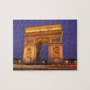 Frankreich, Paris, Arc de Triomphe in der Nacht.