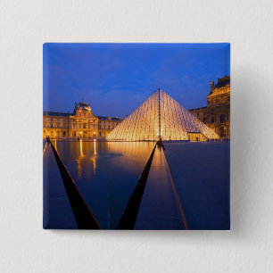Frankreich, Paris. Das Louvre Museum bei Dämmerun Button