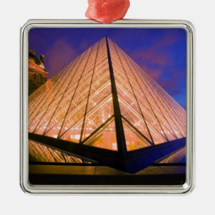 Frankreich, Paris. Das Louvre Museum bei Dämmerun Ornament Aus Metall