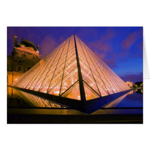 Frankreich, Paris Das Louvre Museum bei Dämmerung.