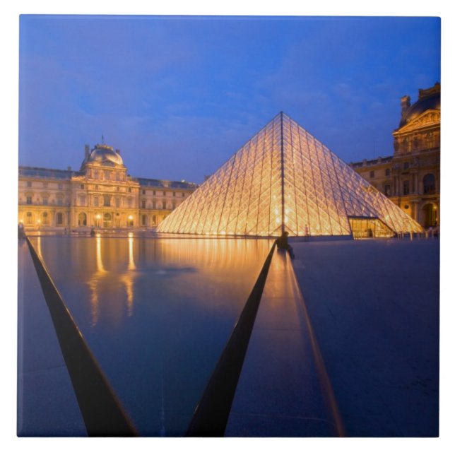 Frankreich, Paris. Das Louvre Museum bei Dämmerung Fliese (Vorderseite)