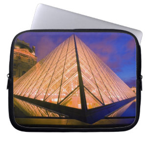 Frankreich, Paris. Das Louvre Museum bei Dämmerung Laptopschutzhülle