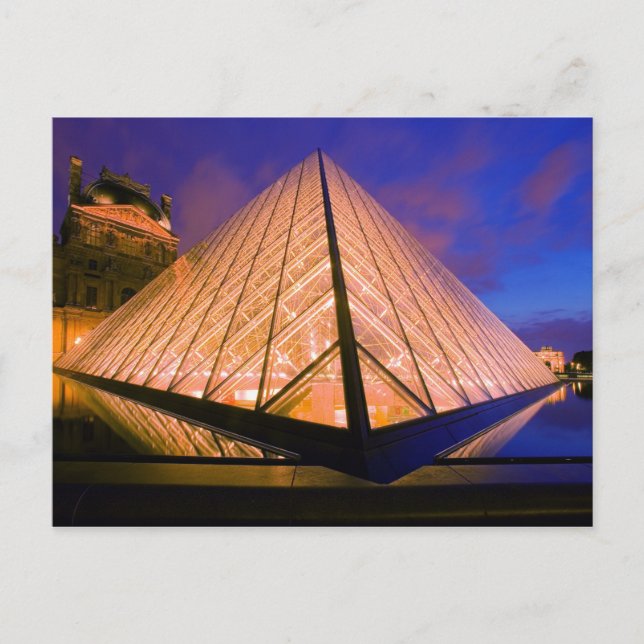 Frankreich, Paris Das Louvre Museum bei Dämmerung. Postkarte (Vorderseite)