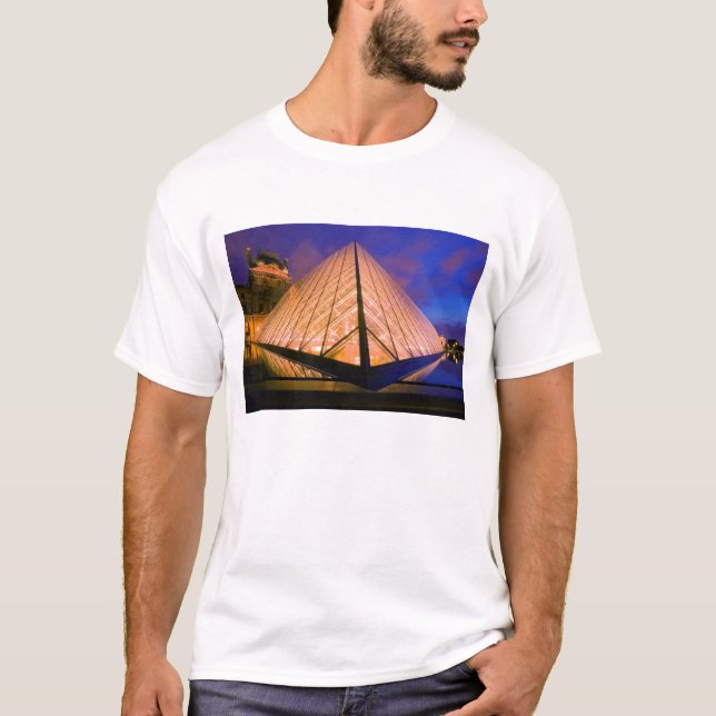 Frankreich, Paris. Das Louvre Museum bei Dämmerung T-Shirt (Vorderseite)