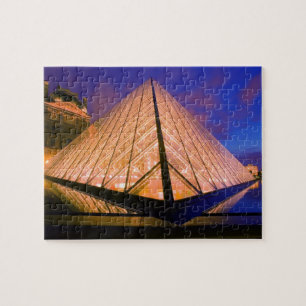 Frankreich, Paris. Das Louvre-Museum in der Dämmer