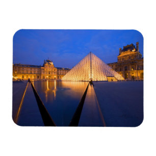 Frankreich, Paris. Das Louvre-Museum in der Dämmer Magnet