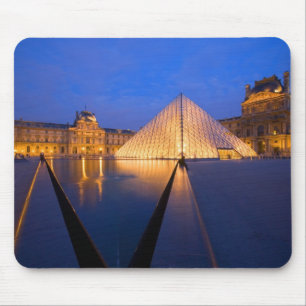 Frankreich, Paris. Das Louvre-Museum in der Dämmer Mousepad
