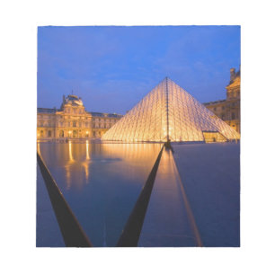 Frankreich, Paris. Das Louvre-Museum in der Dämmer Notizblock